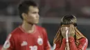 Pemain Persija Jakarta, Asri Kabar, menutup mukanya usai disingkirkan Home United pada laga Piala AFC di SUGBK, Jakarta, Selasa (15/5/2018). Persija takluk 1-3 dari Home United. (Bola.com/M Iqbal Ichsan)