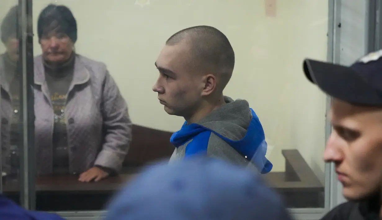 <p>Tentara Rusia, Sersan Vadim Shishimarin (21) terlihat di balik kaca selama sidang pengadilan di Kiev, Ukraina, Rabu (18/5/2022). Tentara Rusia diadili di Ukraina atas pembunuhan seorang warga sipil tak bersenjata dalam kasus kejahatan perang pertama yang diajukan Kiev ke pengadilan sejak berlangsung invasi Rusia tiga bulan lalu. (AP Photo/Efrem Lukatsky)</p>