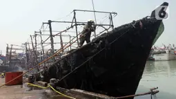 Sebanyak 10 kapal yang bersandar di dermaga tersebut habis terbakar diduga akibat adanya percikan api dari salah satu mesin kapal. (Liputan6.com/Herman Zakharia)