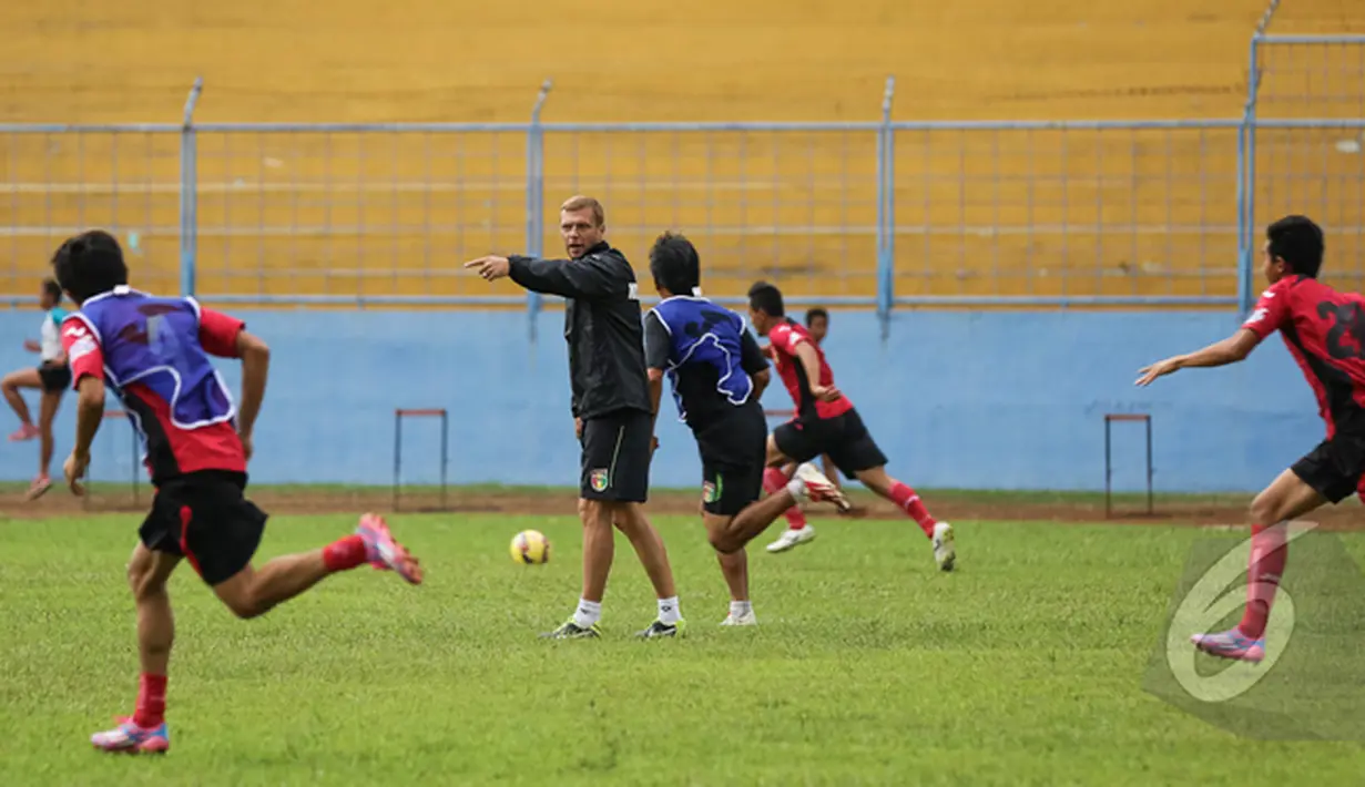 Pemain Mitra Kukar berlatih di Stadion Gajayana, Malang, Senin (19/1/2014). (Liputan6.com/Faizal Fanani)