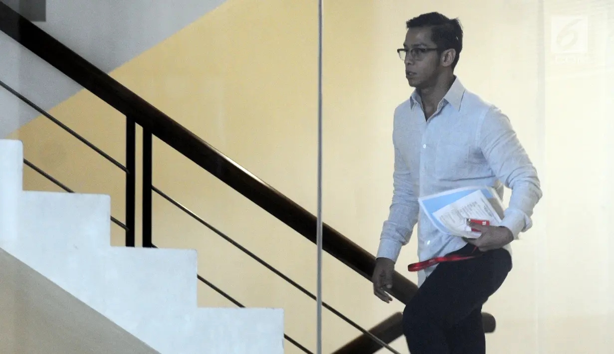 Komisaris PT Skydweller Indonesia Mandiri, Rheza Herwindo menuju ruang penyidik untuk menjalani pemeriksaan di Gedung KPK, Selasa (28/8). Anak dari Setya Novanto itu diperiksa sebagai saksi  untuk tersangka Johannes B Kotjo. (Merdeka.com/Dwi Narwoko)