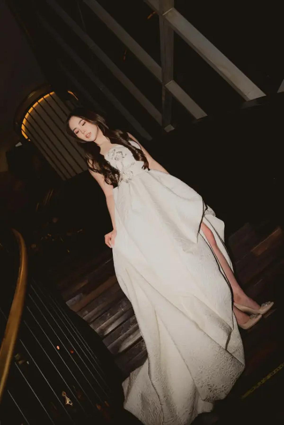 8 Gaya Agatha Chelsea Pakai Dress Panjang, Tampil Anggun dan Cantik Menawan