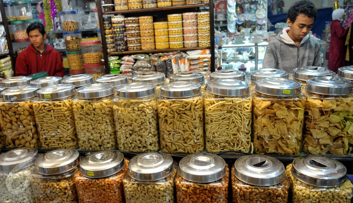 Sejumlah kue kering yang dijajakan pedagang di Pasar Mayestik, Jakarta, Selasa (30/6/2015). Memasuki pertengahan Ramadan, permintaan kue kering mulai meningkat. (Liputan6.com/Johan Tallo)