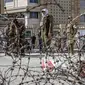 Taliban berjaga di lokasi ledakan seorang pembom bunuh diri, dekat Kementerian Luar Negeri (Kemlu) di Kabul, Afghanistan, Senin, 27 Maret 2023. (AP Photo/Ebrahim Noroozi)