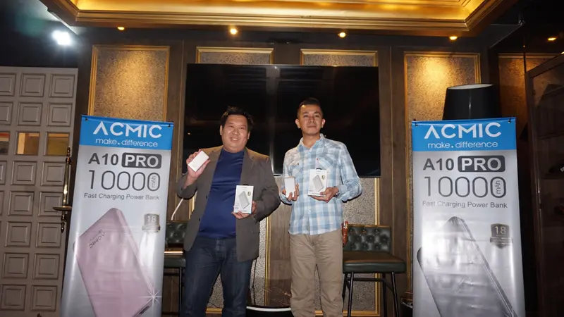 CEO PT SatuPro Global Niaga Heri Hertanto (kanan) dan Goutama Bachtiar saat meluncurkan power bank premium Acmic A10PRO