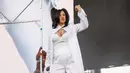 Penampilan rapper Cardi B di atas panggung festival musik tahunan Coachella 2018 di Indio, California, Minggu (15/4). Cardi B tampil mengenakan pakaian serba putih dengan tonjolan yang begitu besar di bagian perutnya. (Amy Harris/Invision/AP)