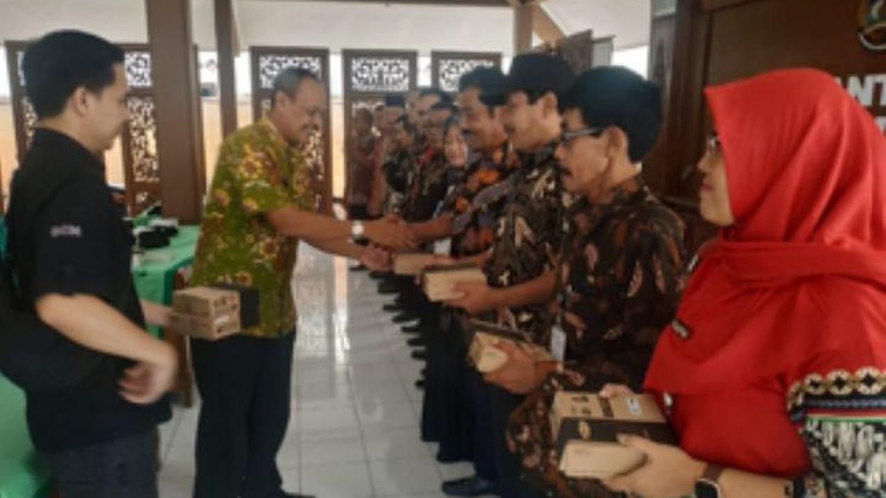Warga Banyumas Sambut Gembira Pembagian Set Top Box (STB) oleh Grup SCM/EMTEK