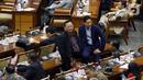 Sejumlah anggota dewan duduk di meja menunggu mulainya Sidang Paripurna ke-3 Masa Persidangan I Tahun Sidang 2019-2020, di Kompleks Parlemen, Senayan, Jakarta, Selasa (22/10/2019). Sidang Paripurna tersebut membahas beberapa Agenda. (Liputan6.com/Johan Tallo)