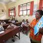 Salah Seorang Guru di SD Inpres 109 Sorong, Papua Barat, yang Sudah Selesai Mengikuti Training of Trainers Program Gerakan NUSANTARA 2018 Memberikan Pelatihan kepada Para Murid (Foto: Aditya Eka Prawira/Liputan6.com)