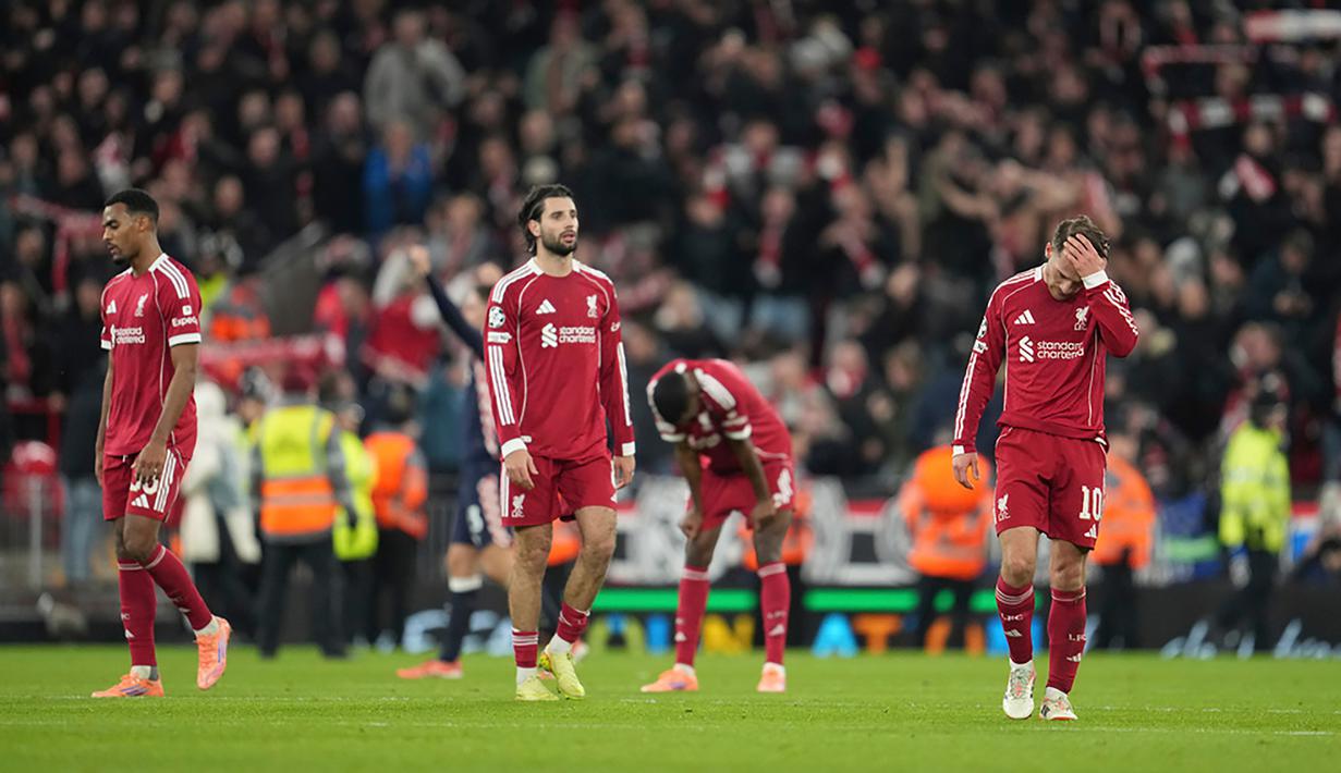 Ekspresi kecewa para pemain Liverpool setelah kalah 1-4 dari PSV dalam laga Liga Champions 2025/2026 di Anfield, Liverpool, Rabu (26/11/2025) waktu setempat. (AP Photo/Jon Super)