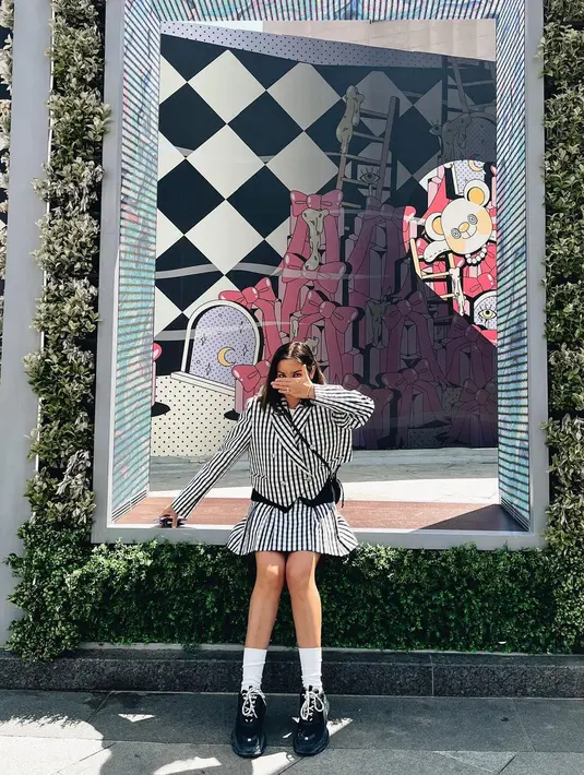 Usai operasi, Jessica Iskandar tampil imut dengan double breasted kotak-kotak dan rok mini [@inijedar]