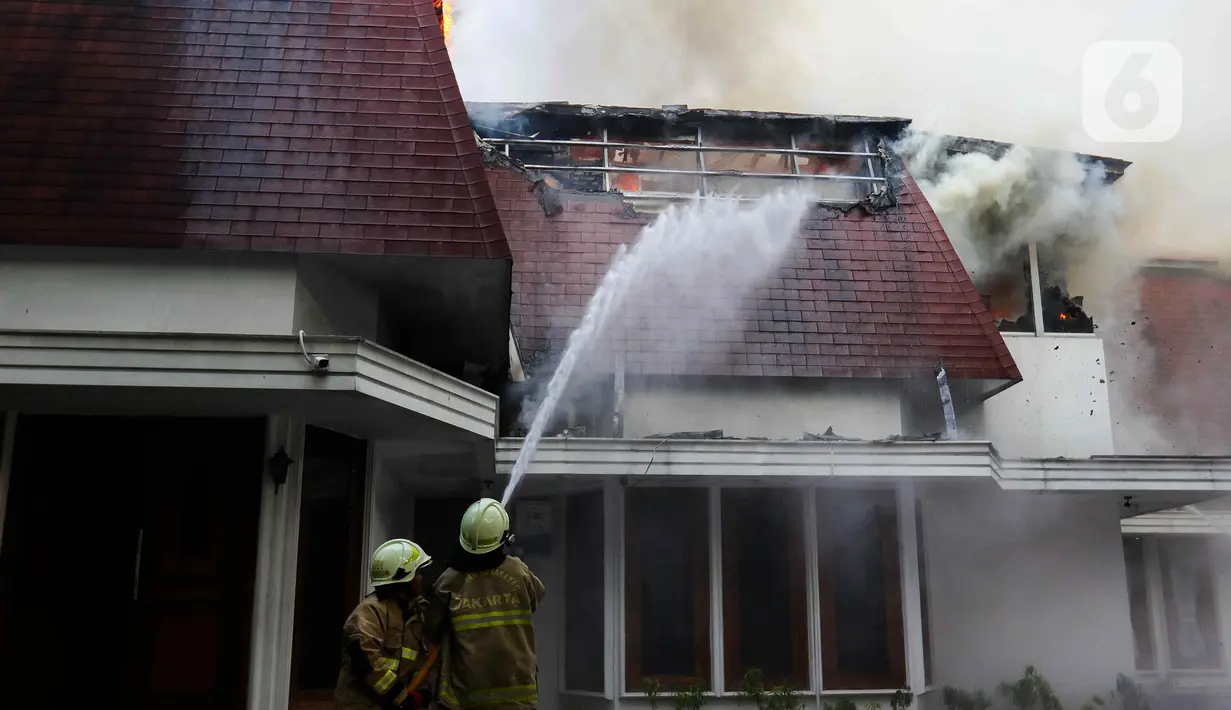 Petugas Pemadam Kebakaran dan Penyelamatan melakukan pemadaman api di salah satu rumah kawasan Menteng, Jakarta, Selasa (9/7/2024). (Liputan6.com/Herman Zakharia)