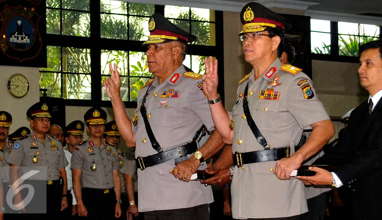 Brigjen Pol Paulus Waterpaw (kiri) dan Royke Lumona saat disumpah serah terima jabatan di Mabes Polri, Jakarta, Jumat (31/7/2015). Paulus Waterpaw menggantikan posisi Brigjen Pol Yotje Mende sebagai Kapolda Papua yang baru. (Liputan6.com/Yoppy Renato)