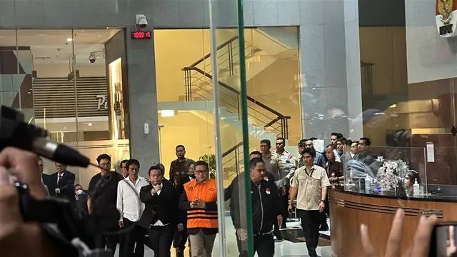Sekretaris Jenderal PDI Perjuangan atau Sekjen PDIP Hasto Kristiyanto mengenakan rompi oranye usai diperiksa KPK, Kamis (20/2/2025).