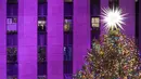 Pohon Natal Rockefeller Center yang dinyalakan saat upacara tahunan ke-86 di New York, Amerika Serikat, Rabu (28/11). Acara ini sebagai salah satu atraksi musim Natal yang dinantikan di New York City. (AP Photo/Mary Altaffer)