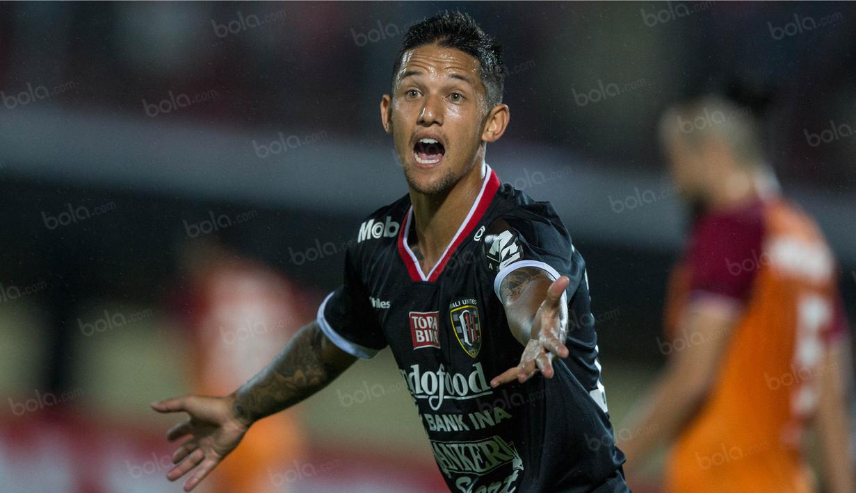 Diganti pada babak kedua, Irfan Bachdim mengaku performanya masih belum kembali karena baru sembuh dari cedera panjang. (Bola.com/Vitalis Yogi Trisna) 