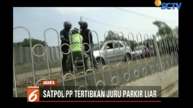 Satpol PP amankan pemarkir liar di daerah Cakung, Jakarta Timur.