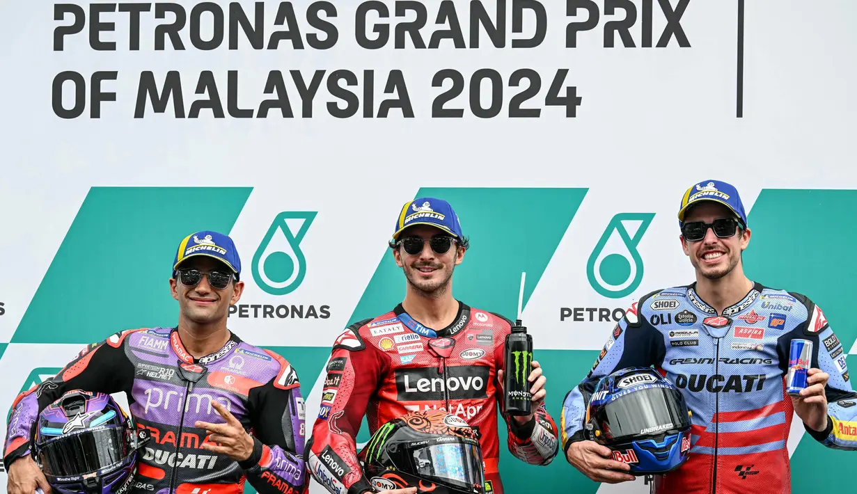 Pembalap Ducati Lenovo Team, Francesco Bagnaia (tengah) merayakan kemenangannya di posisi terdepan bersama pembalap Prima Pramac Racing, Jorge Martin (kiri) dan pembalap Gresini Racing MotoGP, Alex Marquez setelah sesi kualifikasi MotoGP Grand Prix Malaysia di Sirkuit Internasional Sepang, Sepang, 2 November 2024. (MOHD RASFAN/AFP)