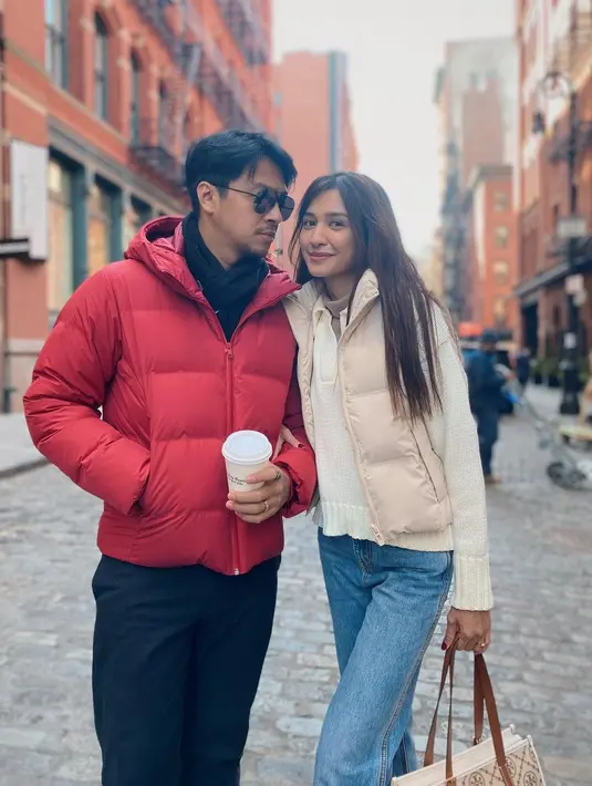 Mikha Tambayong dan Deva Mahenra serasi pakai puffer menikmati udara dingin NYC [@devamahenra]