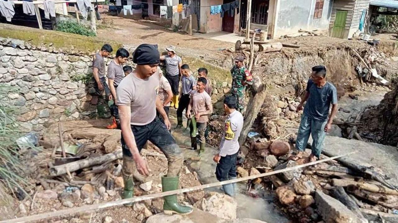 Polri Sigap Perbaiki Drainase Tersumbat, Efektif Cegah Banjir di Pedalaman Aceh