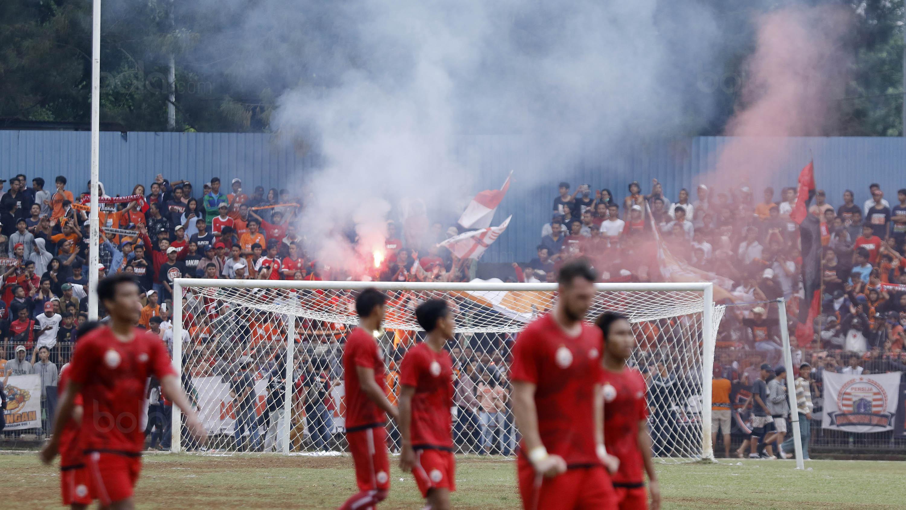 The Jakmania saat menyaksikan pertandingan Persija Jakarta melawan Persika Karawang pada laga uji coba di Stadion Soemantri Brodjonegoro, Kuningan, Jakarta, Sabtu (30/12/2017). Persija menang 3-1 atas Persika. (Bola.com/M Iqbal Ichsan)
