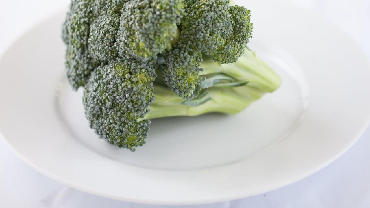 Selain itu, brokoli juga mengandung serat, kalium, vitamin C, dan vitamin K yang baik untuk kesehatan tubuh. Brokoli bisa dimasak dengan berbagai cara, seperti direbus, dikukus, atau digunakan dalam capcai bersama sayuran lainnya.