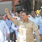 Ketua Dewan Pembina Partai Gerakan Indonesia Raya (Gerindra), Prabowo Subianto saa menghadiri acara Hari Ulang Tahun ke-10 Tahun yang digelar di kantor Dewan Pimpinan Pusat (DPP) Partai Gerindra, Jakarta, Sabtu (10/2). (Liputan6.com/Herman Zakharia)