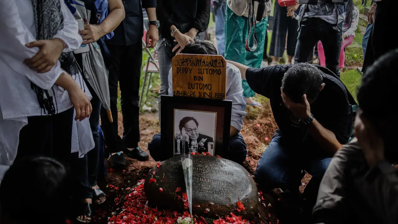Pemakaman Deddy Sutomo (Liputan6.com/ Faizal Fanani)