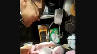 Dokter Gia Pratama membantu bersihkan bayi di wastafel dapur. Credit: Twitter/@GiaPratamaMD