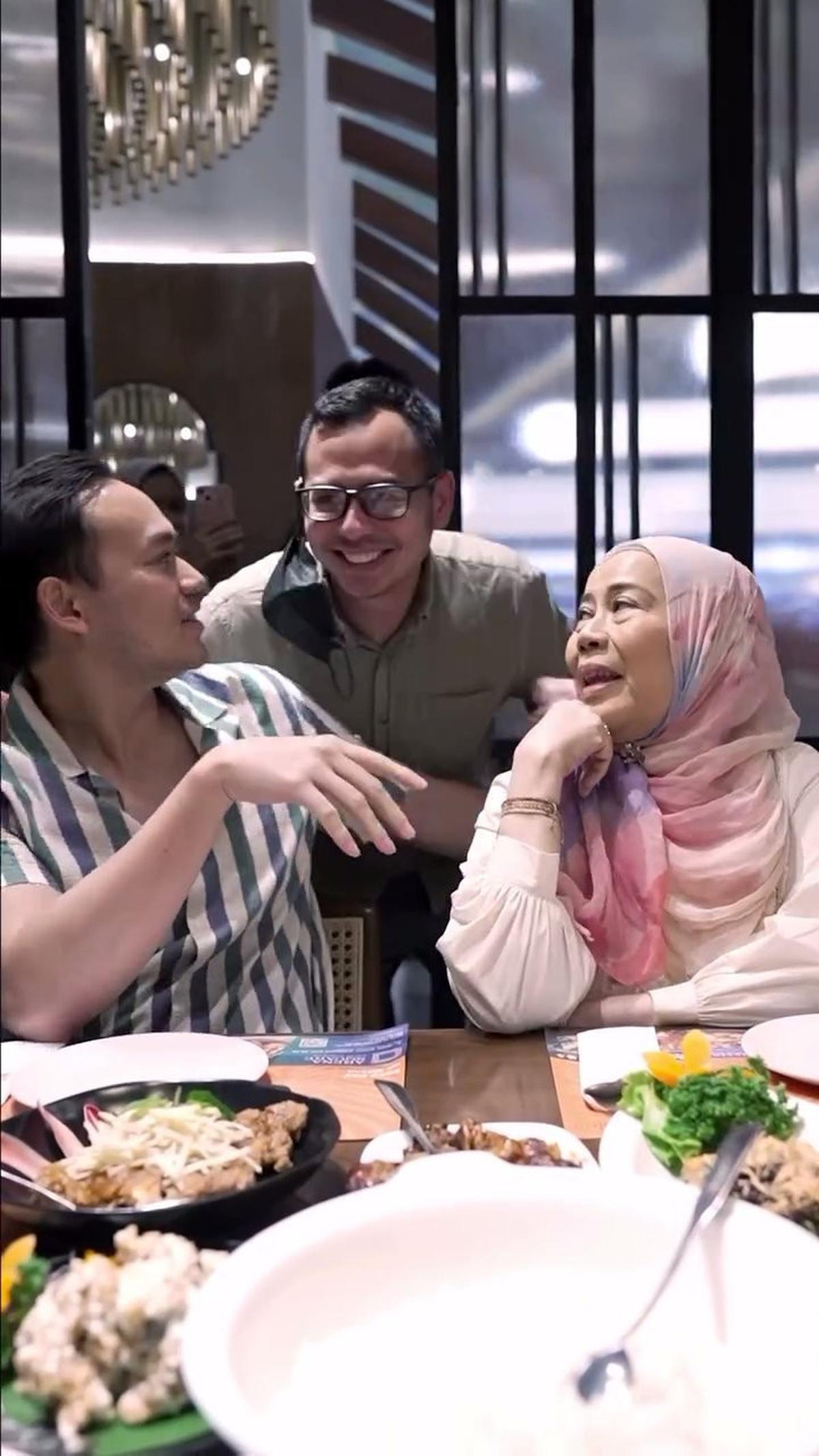 Momen Dewi Yull Dapat Suprise dari Surya Sahetapy Setelah 3 Tahun Tidak Pulang ke Indonesia