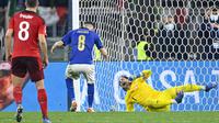 Yann Sommer. Kiper Swiss milik Borussia Monchengladbach ini mampu mengantar negaranya lolos ke Piala Dunia 2022 Qatar setelah menjadi pemuncak Grup C kualifikasi Zona Eropa. Swiss berhasil memaksa Italia menjadi runner-up dan akhirnya gagal lolos usai kalah dari Makedonia Utara di babak play-off. Dalam dua kali menghadapi Italia di fase grup, Swiss berhasil menahan imbang Italia dalam dua laga tersebut dengan skor 0-0 saat menjadi tuan rumah (5/9/2021) dan 1-1 saat dijamu Italia (12/11/2021). Yann Sommer menjadi pahlawan dalam dua laga tersebut dengan menggagalkan masing-masing satu eksekusi penalti dari penendang yang sama, yaitu Jorginho. (AFP/Alberto Pizzoli)