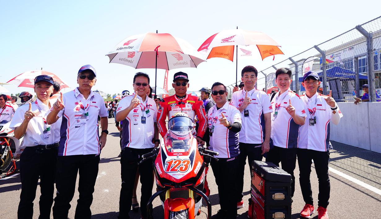 Pembalap Astra Honda Racing Team (AHRT), Rheza Danica Ahrens berfoto bersama Tim AHRT sebelum dimulainya balapan Race 1 kelas Asia Production 250 (AP250) pada ajang Asia Road Racing Championship (ARRC) 2023 di Sirkuit Mandalika, Lombok, Sabtu (12/8/2023). (Dok. AHRT)
