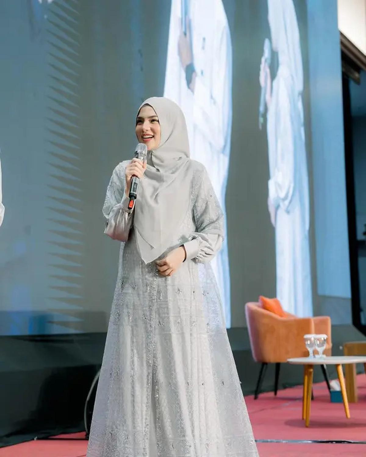 5 Inspirasi Outfit Davina Karamoy saat Pakai Gamis, Stylish dan Sopan