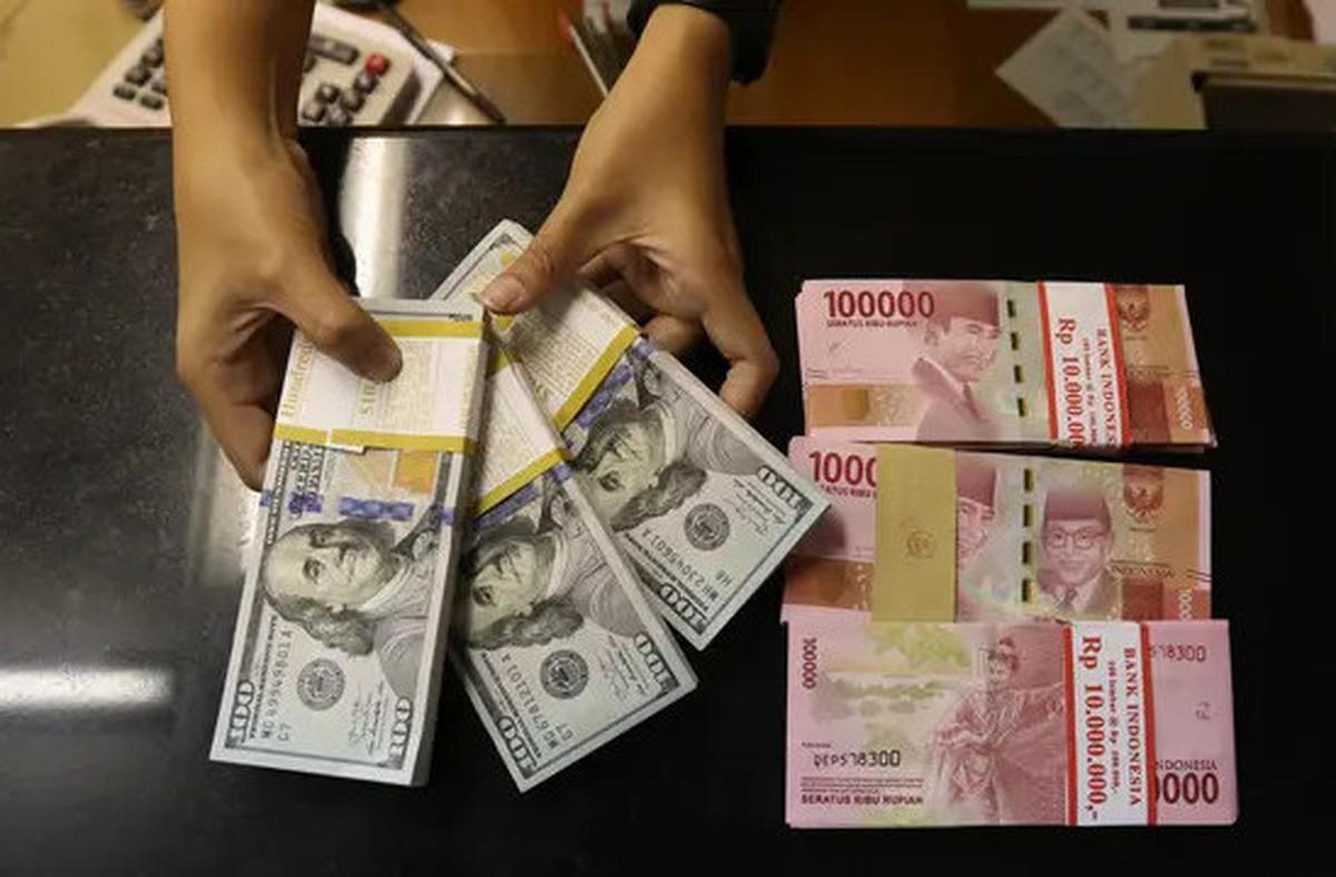 Waspada! Pelemahan Rupiah Menuju Level 16.900 per Dolar AS