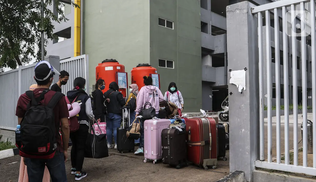 WNI yang baru kembali dari luar negeri tiba untuk menjalani isolasi di Wisma Atlet, Pademangan, Kemayoran, Jakarta Pusat, Sabtu (26/9/2020). Tower tambahan yang ada di Wisma Atlet di antaranya dikhususkan merawat WNI pasien COVID-19 yang baru kembali dari luar negeri. (Liputan6.com/Johan Tallo)