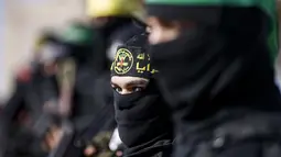 Anggota Brigade al-Quds, sayap militer Gerakan Jihad Islam, mengambil bagian dalam latihan perang gabungan di Kota Gaza, Palestina (29/12/2020). Latihan perang gabungan ini diwarnai dengan peluncuran rudal serta penerbangan drone milik Hamas. (AFP/Mohammed Abed)