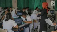 Pengawas ujian membacakan tata tertib Ujian Nasional Berbasis Komputer (UNBK) saat pelaksaan UNBK di SMP Negeri (SMPN) 1, Cikini, Jakarta, Senin, (22/4). Sebanyak 4.279.008 siswa mengikuti UNBK tingkat SMP dan MTS yang dilaksanakan mulai 22 April hingga 25 April. (Liputan6.com/Faizal Fanani)