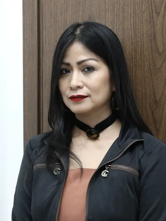 "Yana nggak mau kemo itu aku sedih banget. 'Kok kamu nggak mikirin anak-anak sih gara-gara nggak kuat ngadepin kemo, kan masih punya anak dua kan harus mikirin anak juga'. Gue sampai nangis di ruangan kemo pas dia nggak mau kemo," sahut Linggasuri. 