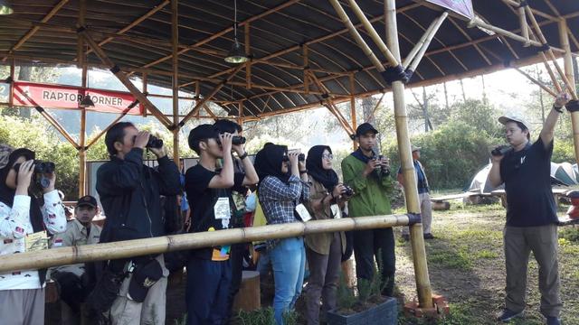 Seluruh peserta SKE Kamojang tengah melakukan pengematan di lapangan didampingi mentor kegiatan
