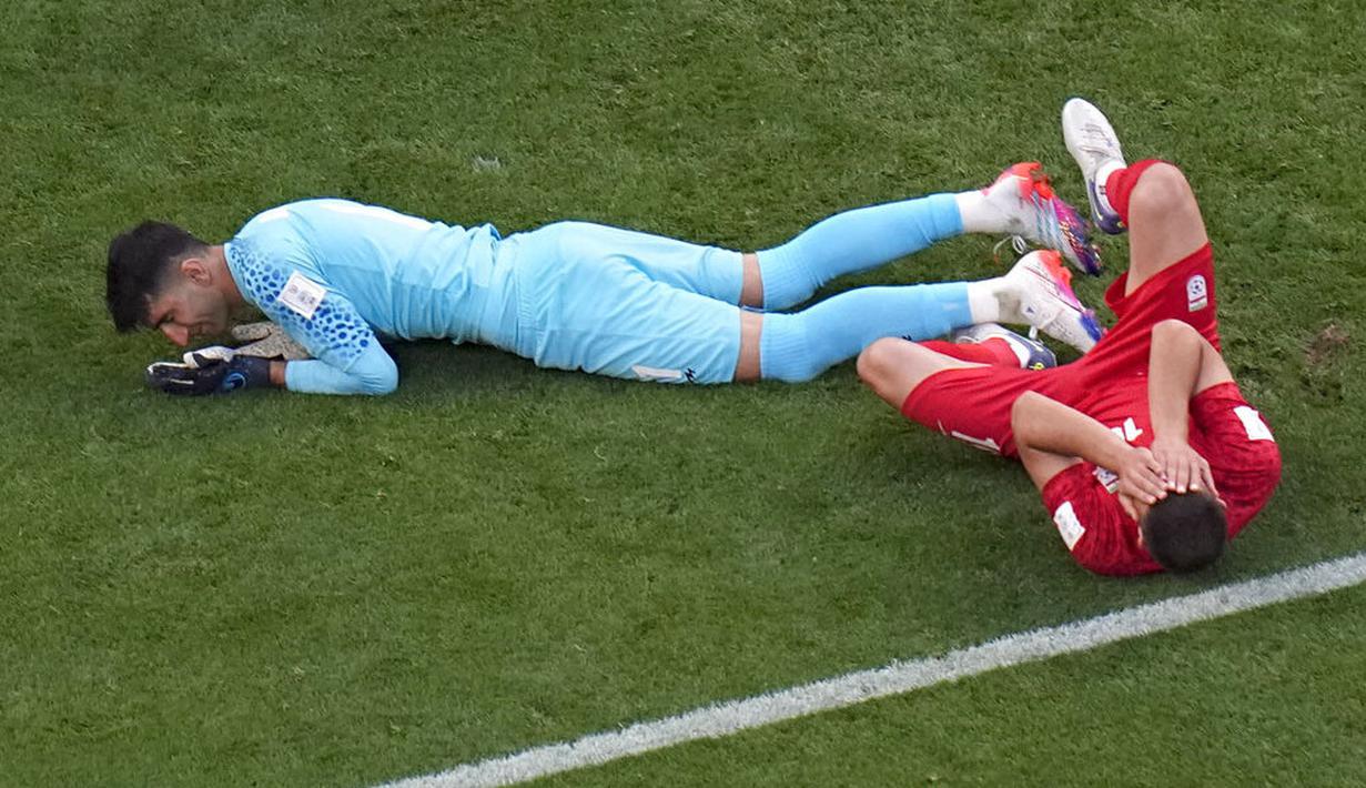 Kiper klub Persepolis mengalami cedera usai bertabrakan dengan rekan sendiri yakni Majid Hosseini saat akan mengantisipasi tendangan Harry Kane pada menit kedelapan. (AP/Hassan Ammar)