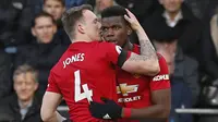 Pemain Manchester United, Phil Jones, merayakan gol yang dicetak Paul Pogba ke gawang Fulham pada laga Premier League di Stadion Craven Cottage, London, Sabtu (9/2). Fulham kalah 0-3 dari MU. (AFP/Ian Kington)