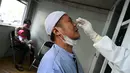 Seorang pria menjalani tes virus corona COVID-19 di Banda Aceh, Aceh, Jumat (13/8/2021). Berdasarkan data covid19.acehprov.go.id pada 12 Agustus 2021 hingga pukul 18.00, kasus COVID-19 di Aceh sebanyak 26.309, dalam perawatan 6.208, sembuh 18.970, dan meninggal 1.131. (CHAIDEER MAHYUDDIN/AFP)