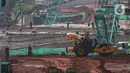 Suasana proyek pembangunan jalan tol Cinere-Jagorawi (Cijago) Seksi III di Kawasan Depok, Jakarta, Jumat (29/7/2022). Proyek strategis Nasional (PSN) Jalan Tol Cijago Seksi III ini merupakan tahapan terakhir yang menghubungkan kawasan Kukusan - Simpang Krukut yang tersambung dengan Jalan Tol Depok - Antasari (Desari) dan Simpang Krukut - cinere yang tersambung dengan Tol Serpong - Cinere dan ditargetkan selesai pada Oktober 2022 mendatang. (Liputan6.com/Johan Tallo)