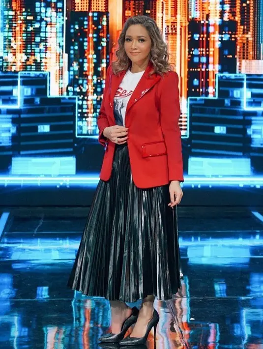 "Kalau terpaksa pergi, tetap pakai masker ya guys ke mana-mana, jaga jarak, dan jangan lupa cuci tangan selama 20 detik dan bawa hand sanitizer ke manamana, plus doa supaya tidak terjangkit wabah korona," pungkas Maia Estianty. (Instagram/maiaestiantyreal)