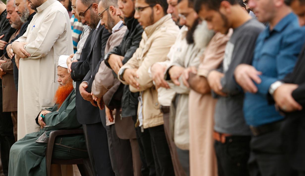 Kemarau yang melanda beberapa bulan terakhir di Gaza menyebabkan krisis air di kawasan tersebut, Palestina, Rabu (16/11). Warga melakukan Salat Istisqa agar diberi hujan oleh Allah. (REUTERS)