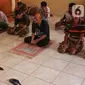 Sejumlah santri yang ternyata mereka adalah orang dengan gangguan jiwa (ODGJ) tengah mendengarkan siraman rohani usai menjalankan ibadah salat ashar di Pondok Pesantren Daarut Tasbih di Kota Bumi, Tangerang, Selasa (12/5/2020). (Liputan6.com/Angga Yuniar)