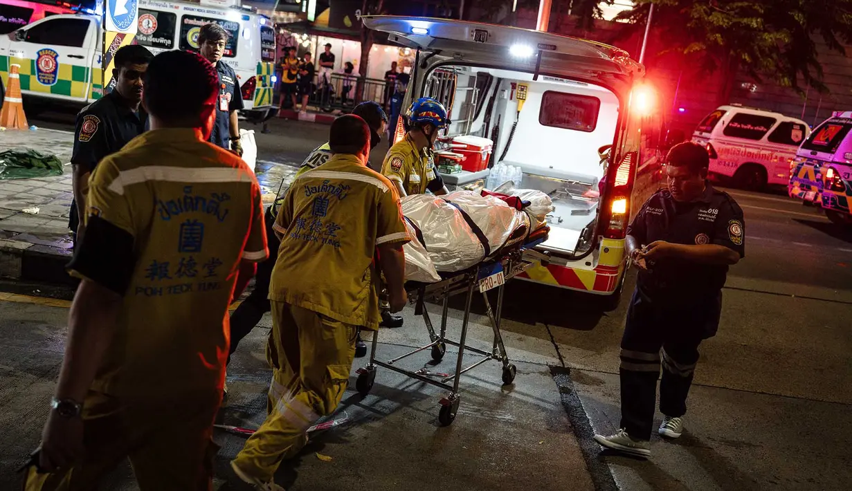 Petugas darurat memasukkan jenazah korban ke dalam ambulans setelah kebakaran di bar Rong Beer Na Lat Phrao di Bangkok, Thailand, Senin, 13 Juli 2026. (AFP/ Chanakarn Laosarakham)