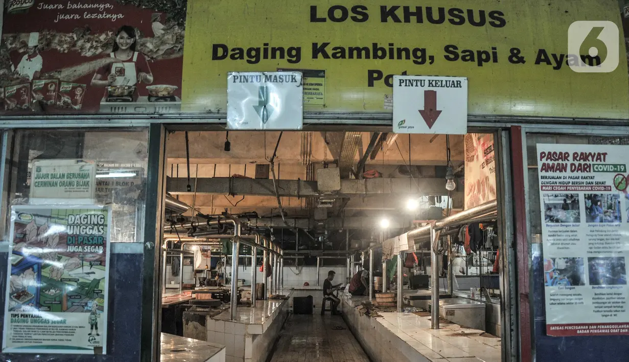 Suasana sepi kios daging sapi saat pedagang mogok jualan di Pasar Tebet, Jakarta, Selasa (1/3/2022). Pedagang daging sapi di Jakarta melakukan aksi mogok berjualan hingga Jumat (4/3) sebagai bentuk protes atas kenaikan harga daging yang tembus hingga Rp140.000 per kg. (merdeka.com/Iqbal S Nugroho)