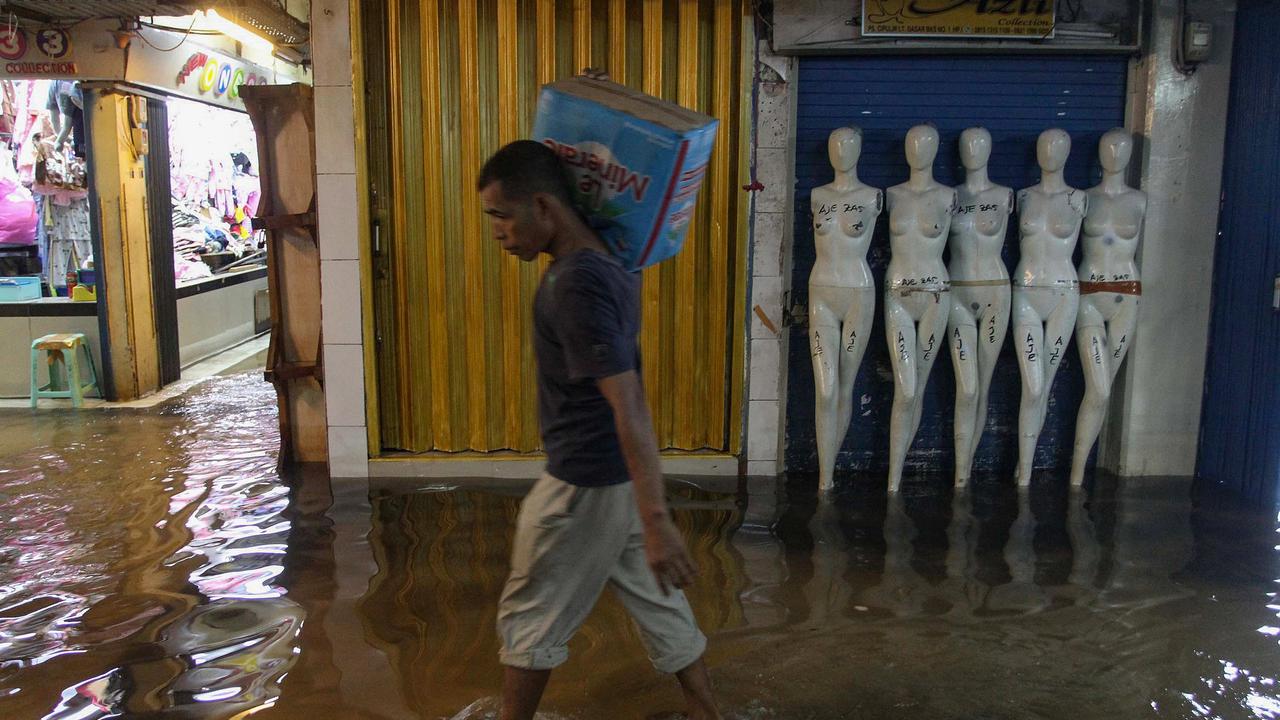 FOTO: Banjir Akibat Hujan Deras Ganggu Aktivitas Perdagangan di Pasar Cipulir
