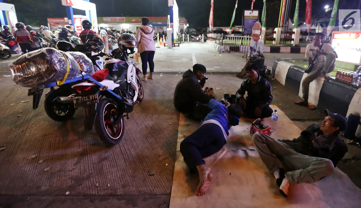Pemudik menyempatkan beristirahat di SPBU Kota Cirebon karena kelelahan berkendara dari Jakarta, Jumat (24/6). (Liputan6/JohanTallo
